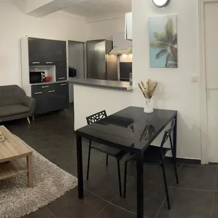 Chez L Habitant Situee Place Du Marche Homestay