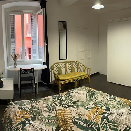 Chez L Habitant Situee Place Du Marche Homestay *