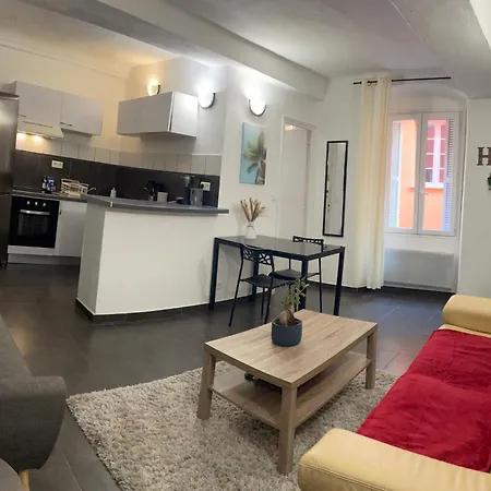 Chez L Habitant Situee Place Du Marche Homestay